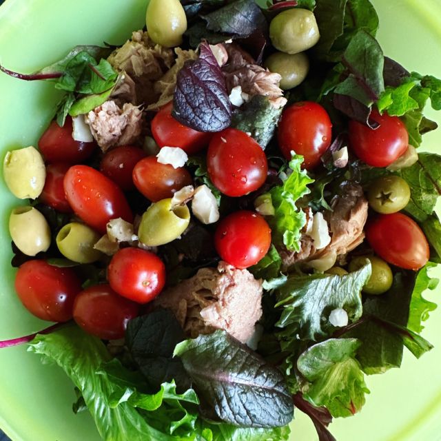 Salade préparée à la maison ou sandwich ? 🥪 🥗 
Tu es de la team sandwich ou préparation maison ? Dans notre vie à 10000 à l’heure il est parfois compliqué de bien manger quand on a une journée à la course. 
C’est mon cas au moins une fois par semaine en ce moment et depuis plusieurs mois.
Ma solution : se préparer une bonne salade transportable, complète et facile à manger 🤓🤗
🥗 pour moi : mélange de jeunes pousses de salades, thon, œuf dur, tomates cerises, olives et noix du Brésil 🥰
Tu en dis quoi ?
•••
#saladesurlepouce #journeeautop #dejeuner #dejeunerhealthy #dejeunersanté #salade #saladideas  #bowls  #jemangedansmavoiture #journeebienremplie  #healthyfood #quotidienfreelance
