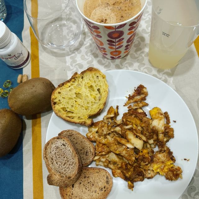 Que la journée commence ! 🤗 un bon petit déjeuner et c’est parti 🔥🍃 
👉🏻 pour moi ce matin : pain complet et pain au maïs, œufs brouillés, 2 kiwis 🥝, café, aloe Vera nature, et 2 compléments : des vitamines et des omégas. De quoi être en pleine forme 💖🔥
•••
#petitdejeuner #petitdejeunerhealthy #petitdejeunersain #petitdejeunerequilibre #petitdejeunergourmand #petitdejeunersalé #petitdejeunerlover #breakfast #breakfasttime 
•••