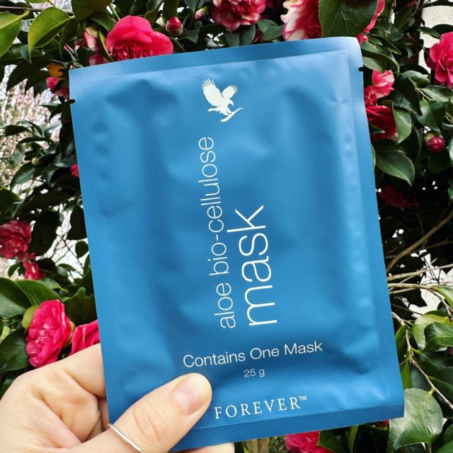 💦 mon masque visage préféré 💆🏻‍♀️revient ENFIN 🥰🥳
🆕 Le masque Aloe bio-cellulose (entièrement #biodegradable) nouvelle formule est imprégné d’un sérum spécifique Forever enrichi avec :
- l’Aloe vera : apaise, hydrate et régénère la peau,
- du marron d’Inde : tonifie, effet défatiguant, apporte de l’éclat, 
- de la glycérine : adoucit, hydrate, 
- du thé vert et des anti-oxydants : action anti-âge.
- Les insaponifiables d’huile d’Olive adoucissent la peau, l’huile de graines de reine des prés répare l’épiderme fragilisé tandis que l’huile de jojoba l’hydrate

💆🏻‍♀️💦 effet bonne mine et hydratation intense en 20min seulement après un gommage !

Avantage cadeau aux 5 premières commandes 📲 
•••
#aloeveraforever #aloeveraskincare #aloeveraplant #hydration #hydratedskin #marrondinde #glycerine #antioxydant #jojoba #masque #masquebiocellulose